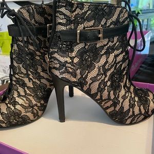Sexy Black/Gold Lace Open Toe boot